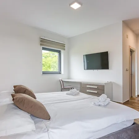 Nada For 8 Persons In Istria With 55 M2 Pool, Wellness & Free Bikes فيلة