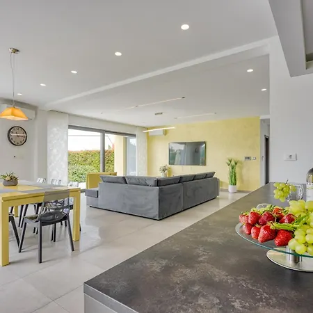 Nada For 8 Persons In Istria With 55 M2 Pool, Wellness & Free Bikes *